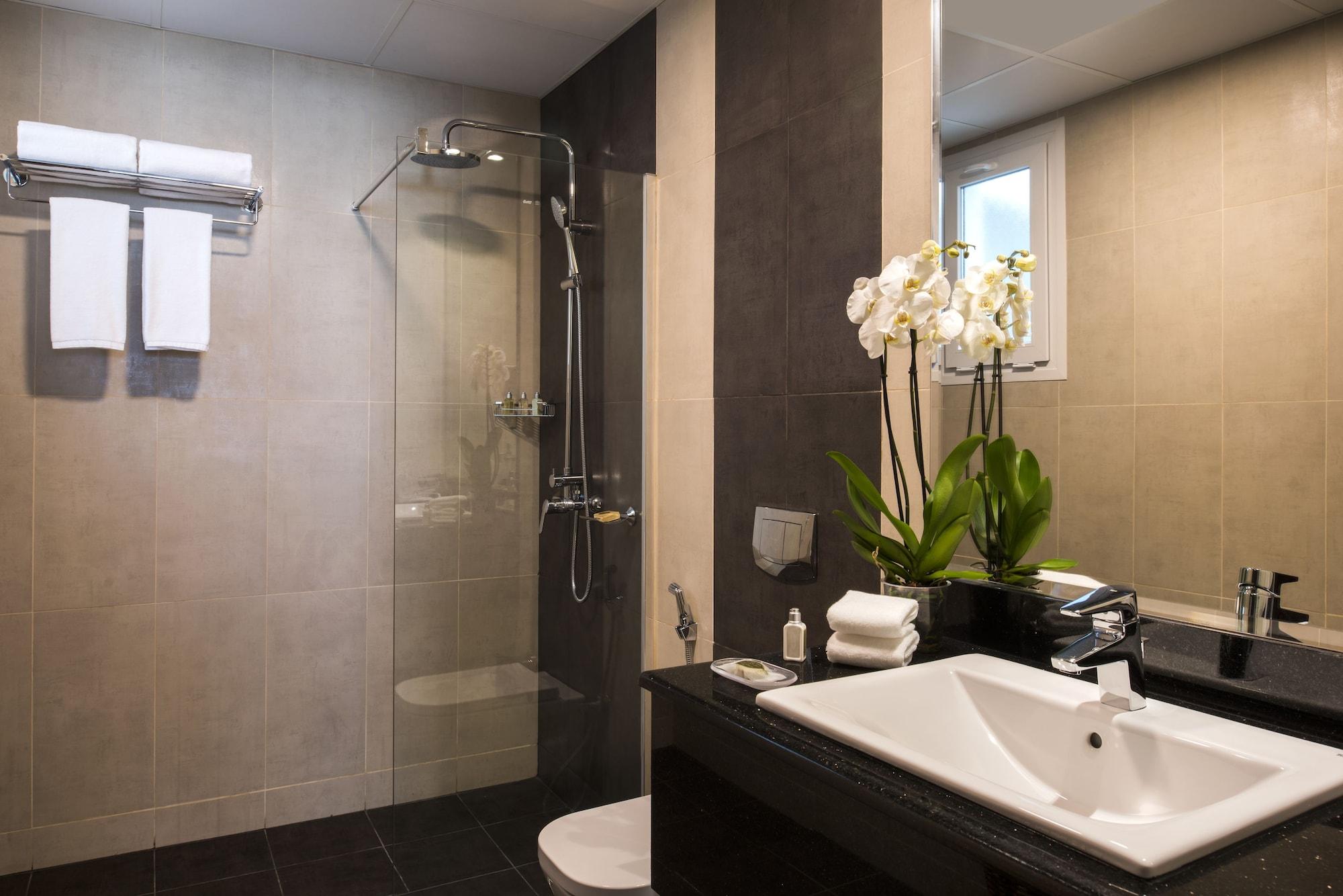 Fraser Suites Маскат Екстер'єр фото A shower enclosure