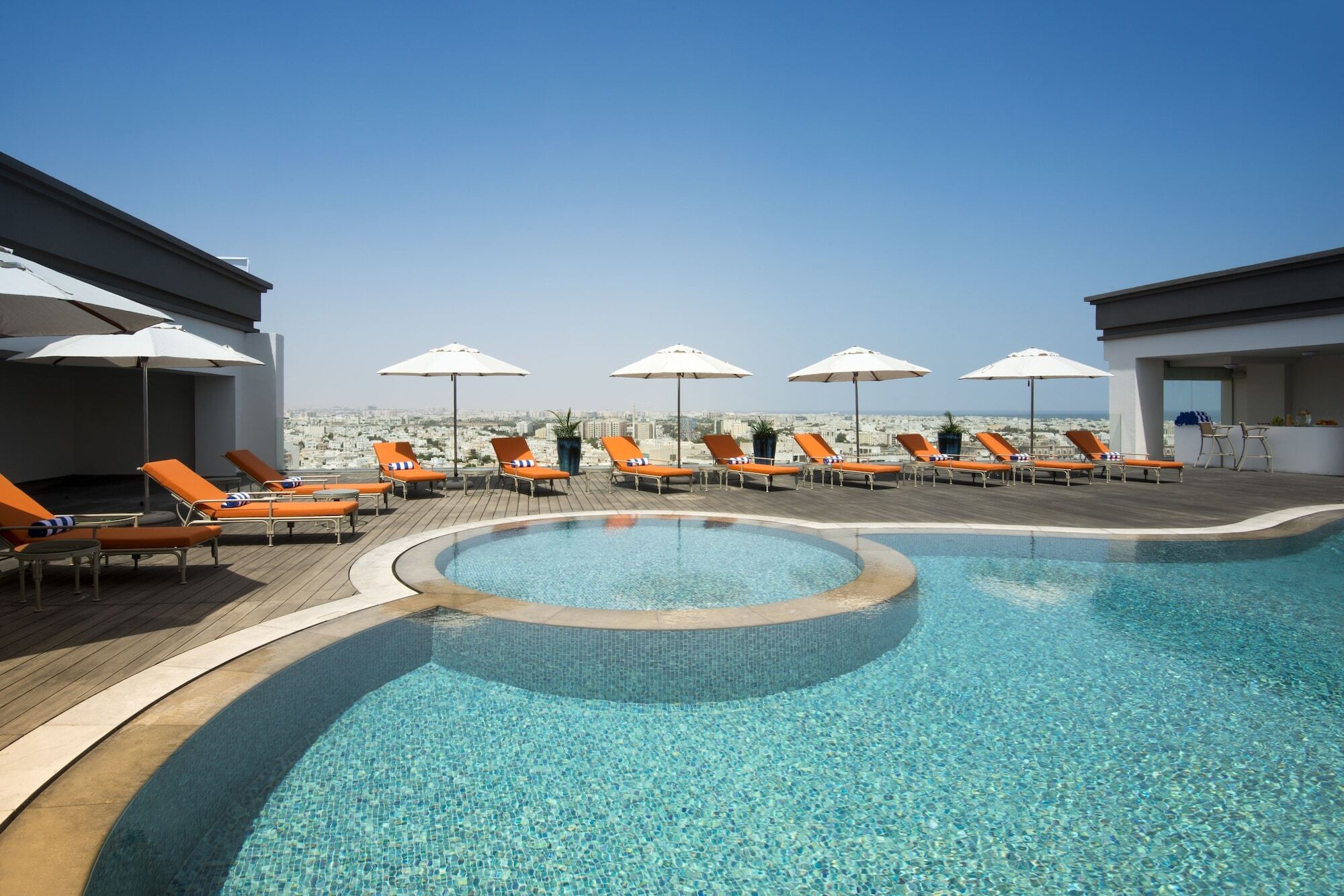 Fraser Suites Маскат Екстер'єр фото The pool at the hotel